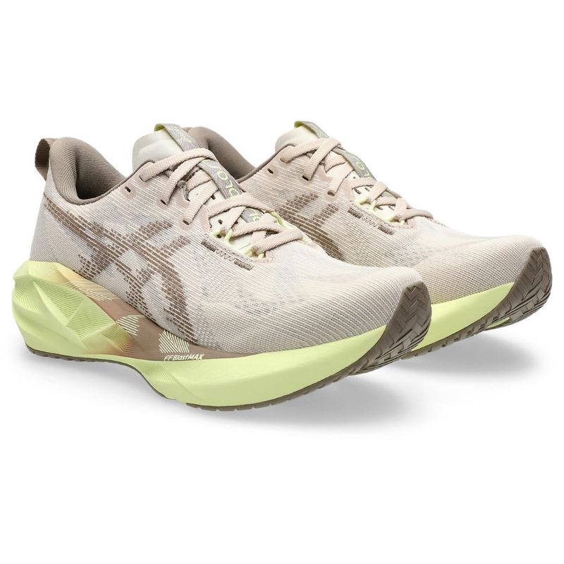 Tenis-asics-para-mujer-Novablast-5-para-correr-color-beige.-Par-Alineados
