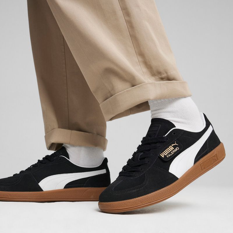 Tenis-puma-para-hombre-Palermo-para-moda-color-negro.-Lateral-Sobre-Modelo