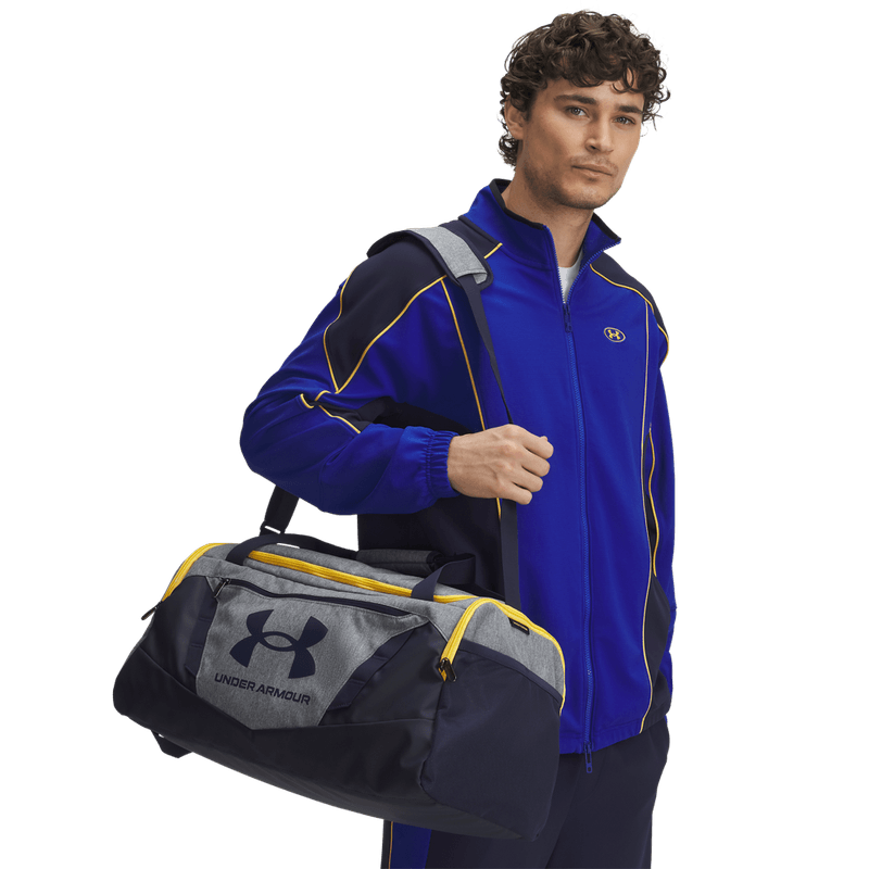 Maletin-under-armour-unisex-Ua-Undeniable-5.0-Duffle-Sm-para-entrenamiento-color-gris.-Frente-Sobre-Modelo