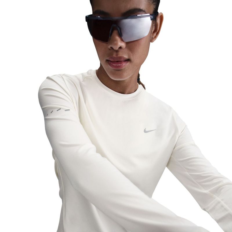 Camiseta-Manga-Larga-nike-para-mujer-W-Nk-Swift-Df-Uv-Ls-Crw-para-correr-color-blanco.-Reverso-Sobre-Modelo