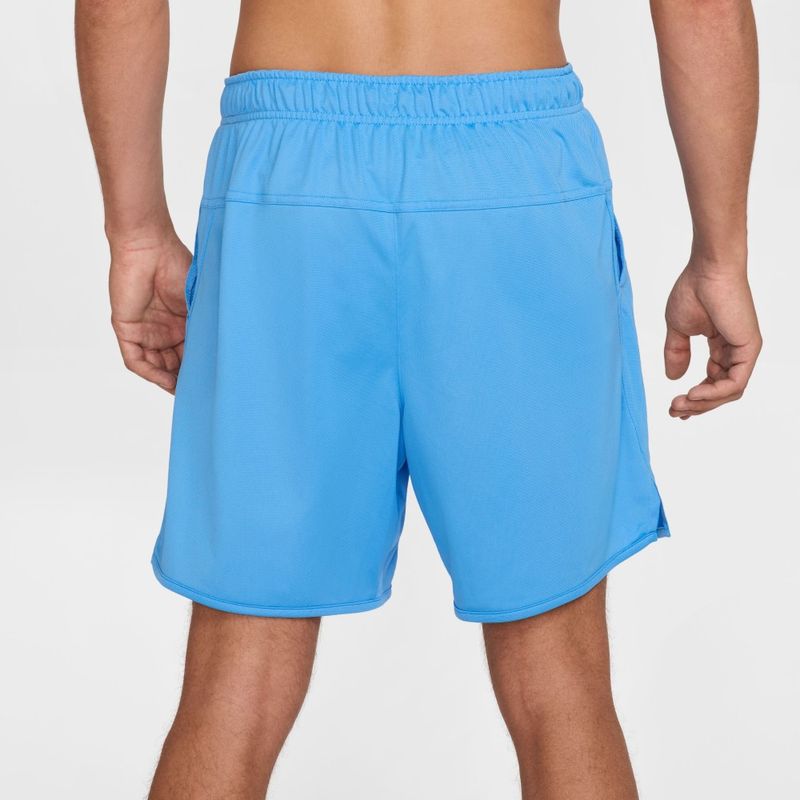Pantaloneta-nike-para-hombre-M-Nk-Df-Totality-Knit-7In-Ul-para-entrenamiento-color-azul.-Reverso-Sobre-Modelo