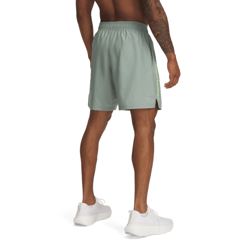 Pantaloneta-under-armour-para-hombre-Ua-Tech-Woven-Wordmark-Short-para-entrenamiento-color-verde.-Reverso-Sin-Modelo