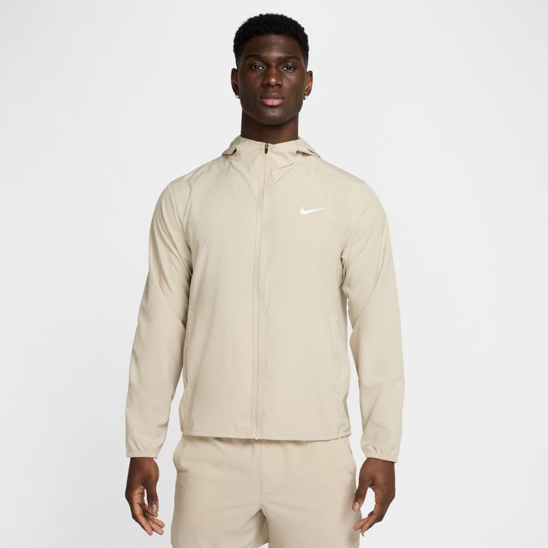 Hoodie-nike-para-hombre-M-Nk-Df-Form-Hd-Jkt-para-entrenamiento-color-beige.-Frente-Sobre-Modelo