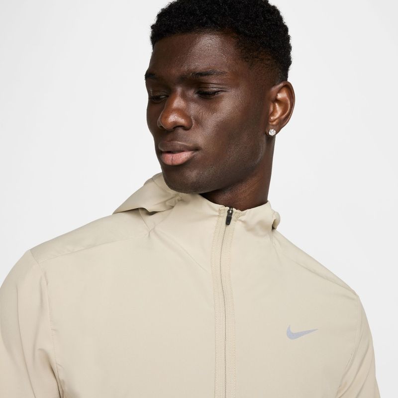 Hoodie-nike-para-hombre-M-Nk-Df-Form-Hd-Jkt-para-entrenamiento-color-beige.-Reverso-Sobre-Modelo