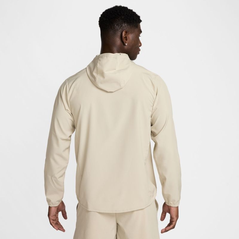 Hoodie-nike-para-hombre-M-Nk-Df-Form-Hd-Jkt-para-entrenamiento-color-beige.-Reverso-Sobre-Modelo