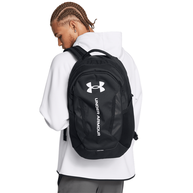 Morral-under-armour-para-hombre-Ua-Hustle-6.0-Backpack-para-entrenamiento-color-negro.-Frente-Sobre-Modelo