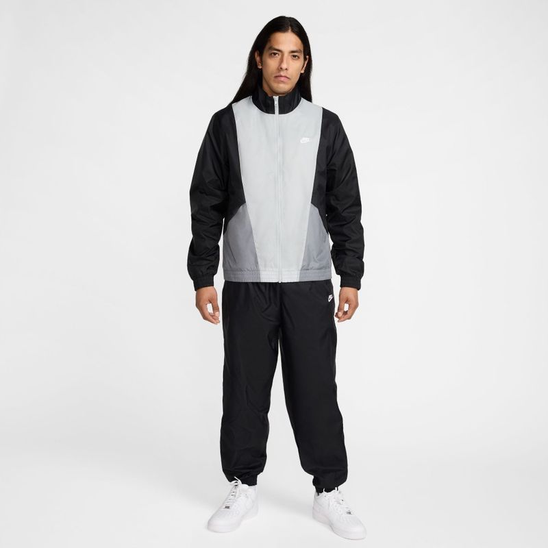 Sudadera-nike-para-hombre-M-Nk-Club-Wvn-Trk-Suit-para-moda-color-negro.-Frente-Sobre-Modelo