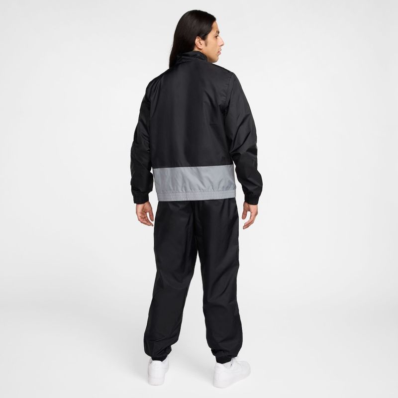 Sudadera-nike-para-hombre-M-Nk-Club-Wvn-Trk-Suit-para-moda-color-negro.-Reverso-Sobre-Modelo