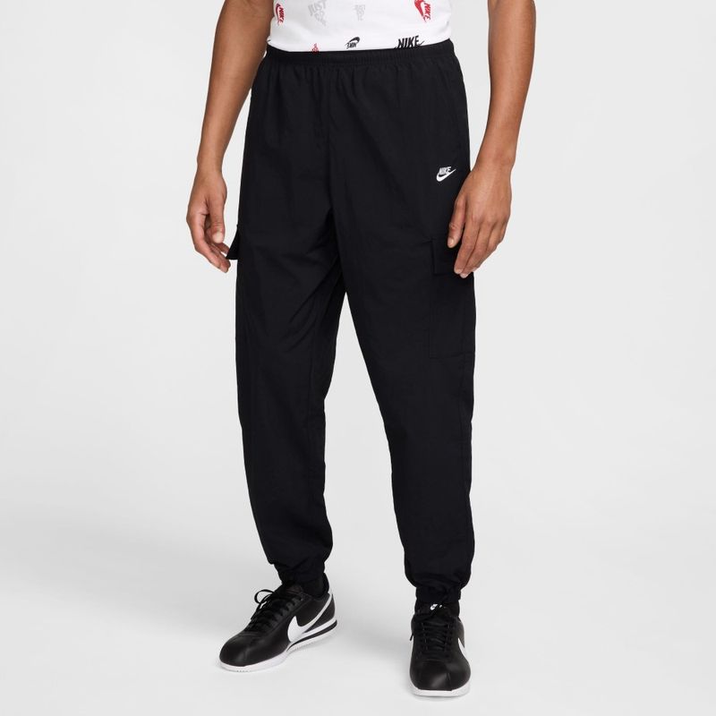 Pantalon-nike-para-hombre-M-Nk-Club-Wvn-Cargo-Pant-para-moda-color-negro.-Frente-Sobre-Modelo