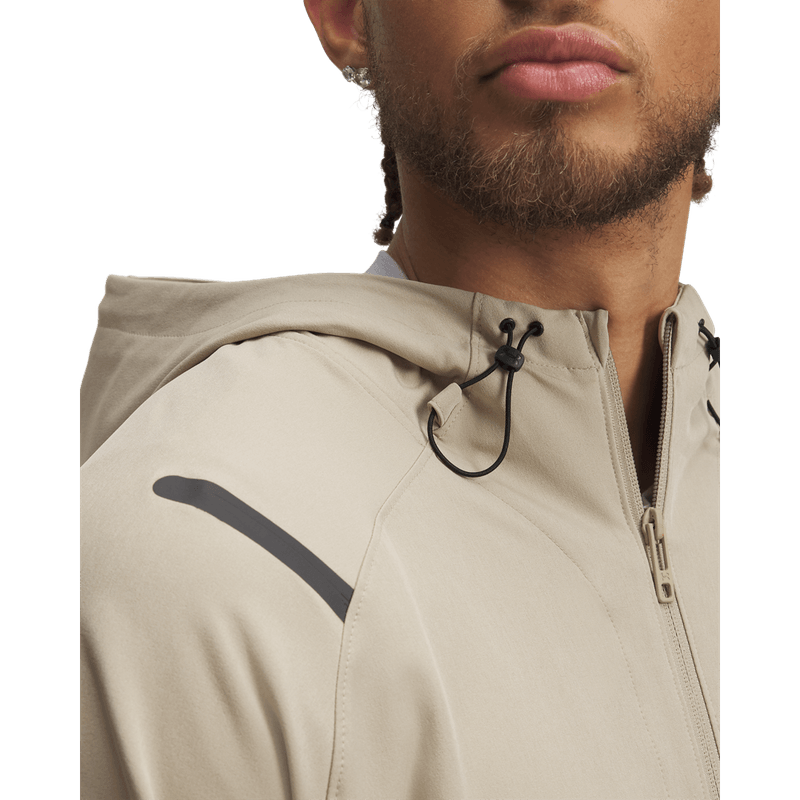 Sudadera-under-armour-para-hombre-Ua-Unstoppable-Jacket-Lc-para-moda-color-beige.-Outfit-Completo