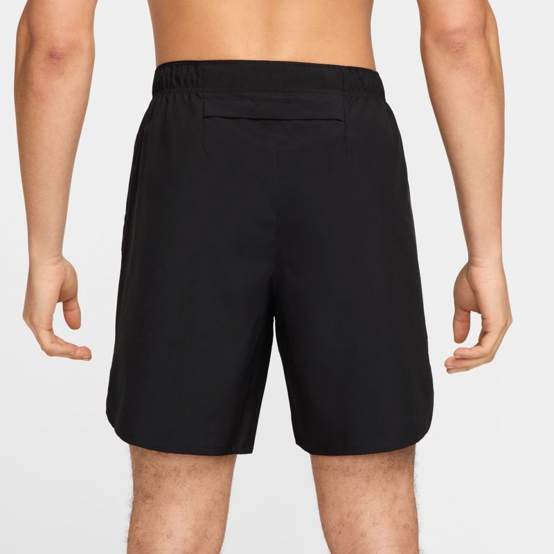 Pantaloneta-nike-para-hombre-M-Nk-Run-Enrgy-Chlngr-7Ul-Shrt-para-correr-color-negro.-Reverso-Sobre-Modelo