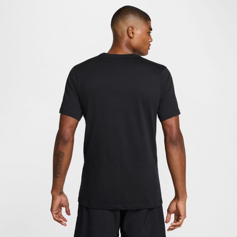 Camiseta-Manga-Corta-nike-para-hombre-M-Nk-Df-Tee-Brand-Read-para-entrenamiento-color-negro.-Reverso-Sobre-Modelo
