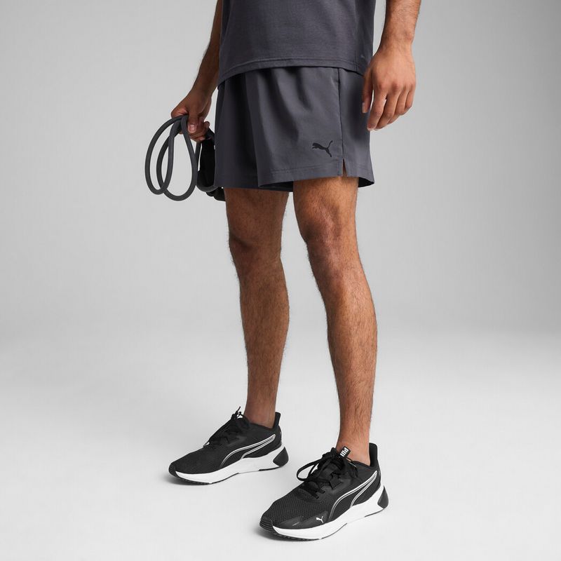 Pantaloneta-puma-para-hombre-M-Tad-Essentials-5-Woven-Short-para-entrenamiento-color-gris.-Frente-Con-Modelo