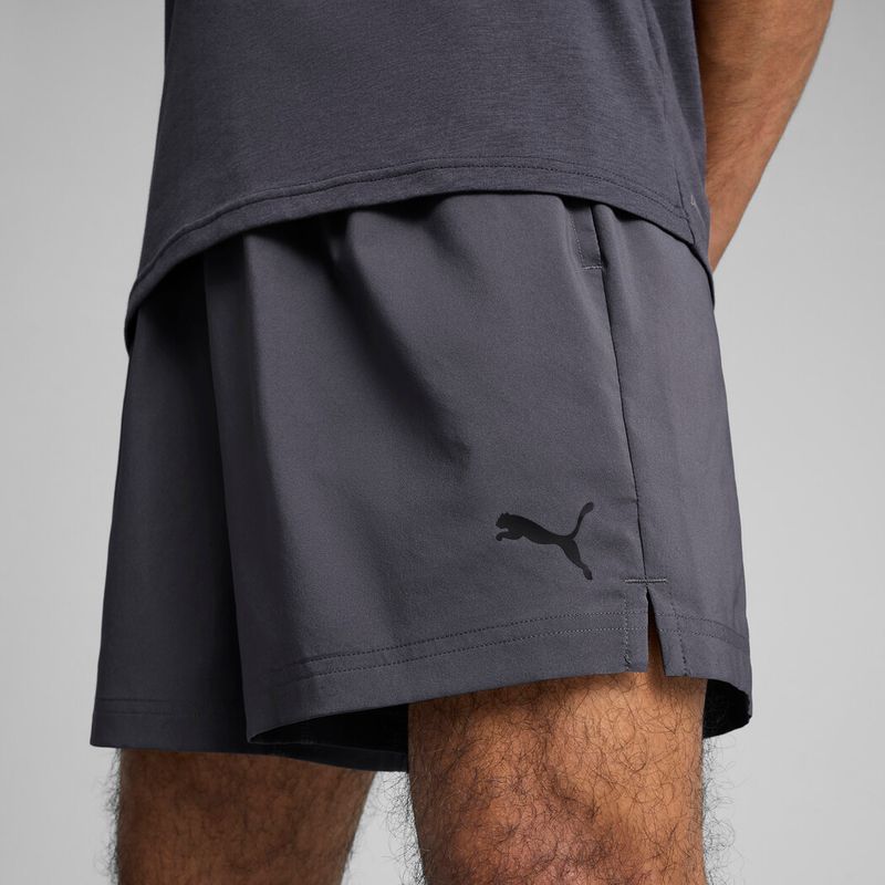 Pantaloneta-puma-para-hombre-M-Tad-Essentials-5-Woven-Short-para-entrenamiento-color-gris.-Reverso-Con-Modelo