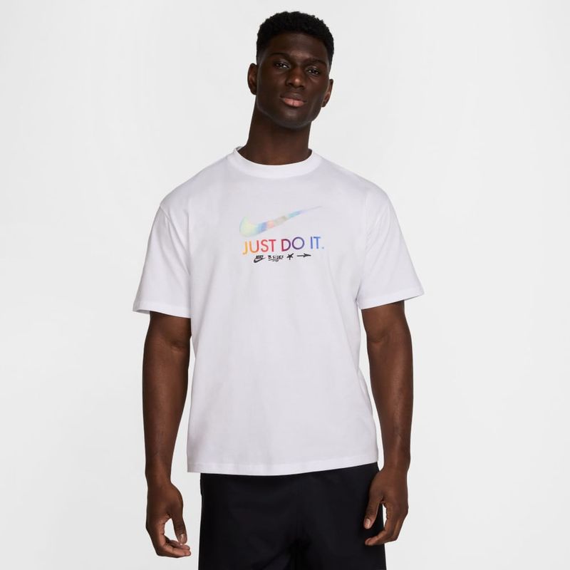 Camiseta-Manga-Corta-nike-para-hombre-U-Nsw-Tee-M90-Oc-Mixtape-para-moda-color-blanco.-Reverso-Sobre-Modelo