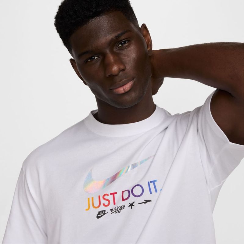 Camiseta-Manga-Corta-nike-para-hombre-U-Nsw-Tee-M90-Oc-Mixtape-para-moda-color-blanco.-Reverso-Sobre-Modelo