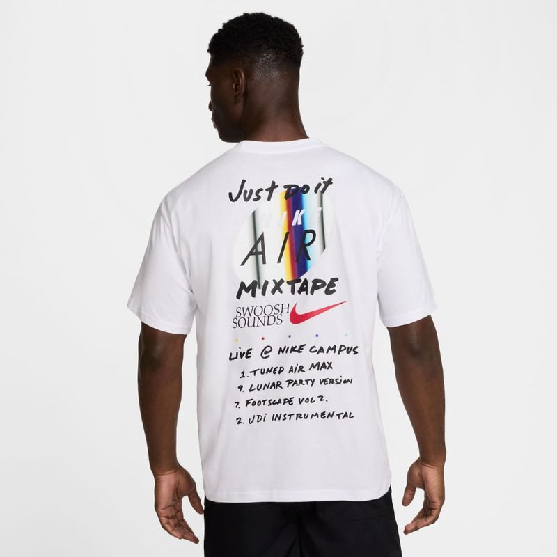 Camiseta-Manga-Corta-nike-para-hombre-U-Nsw-Tee-M90-Oc-Mixtape-para-moda-color-blanco.-Frente-Sobre-Modelo