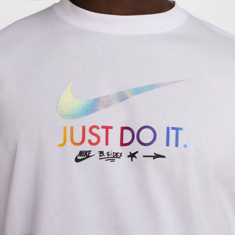 Camiseta-Manga-Corta-nike-para-hombre-U-Nsw-Tee-M90-Oc-Mixtape-para-moda-color-blanco.-Detalle-1
