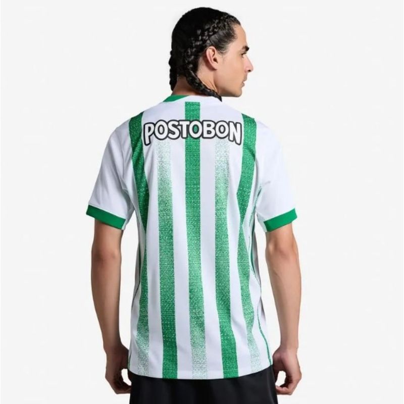 Camiseta-De-Equipo-nike-para-hombre-An-M-Nk-Df-Jsy-Ss-Stad-Hm-para-futbol-color-blanco.-Frente-Sobre-Modelo