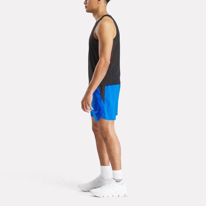 Pantaloneta-reebok-para-hombre-Running-Short-para-correr-color-azul.-Reverso-Sobre-Modelo