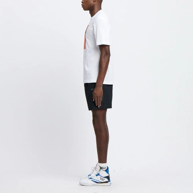 Pantaloneta-reebok-para-hombre-Id-Train-Utility-Short-para-entrenamiento-color-negro.-Reverso-Sobre-Modelo