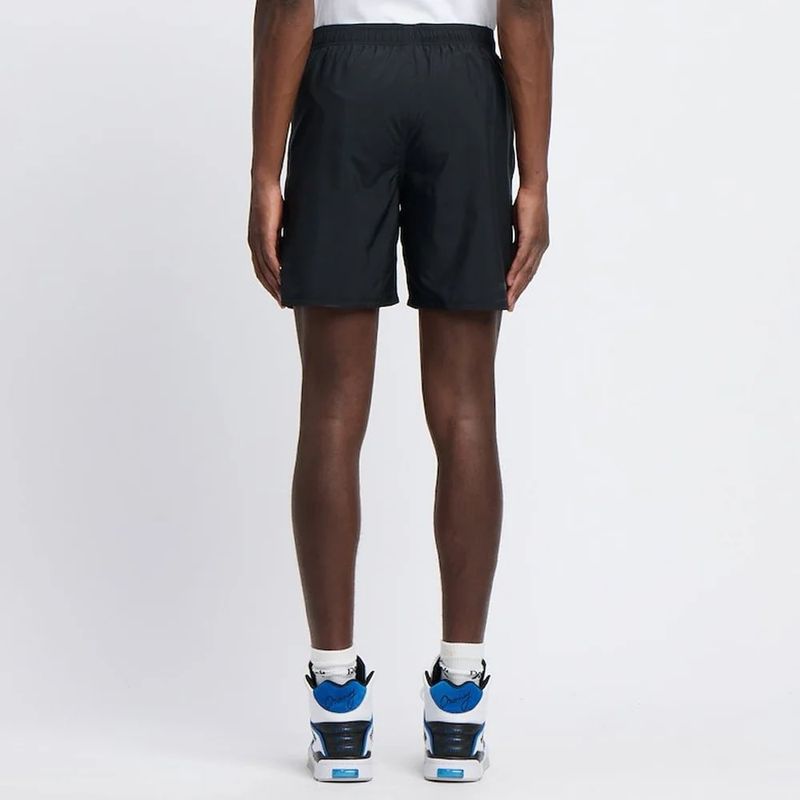 Pantaloneta-reebok-para-hombre-Id-Train-Utility-Short-para-entrenamiento-color-negro.-Reverso-Sobre-Modelo