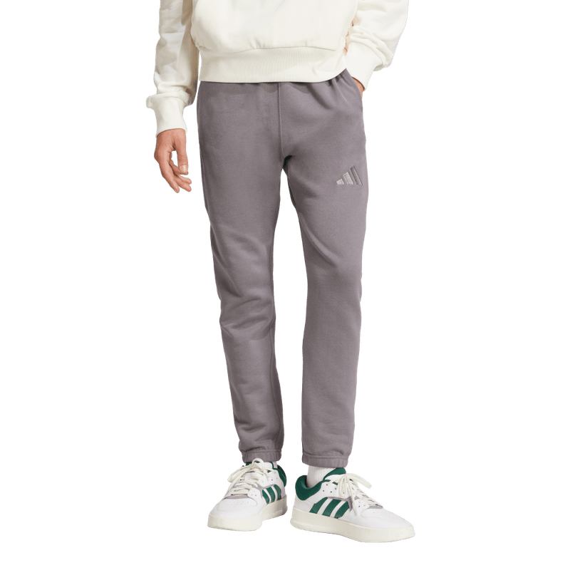 Pantalon-adidas-para-hombre-M-A-Szn-Ft-R-Pt-para-moda-color-gris.-Frontal-Sobre-Modelo-1
