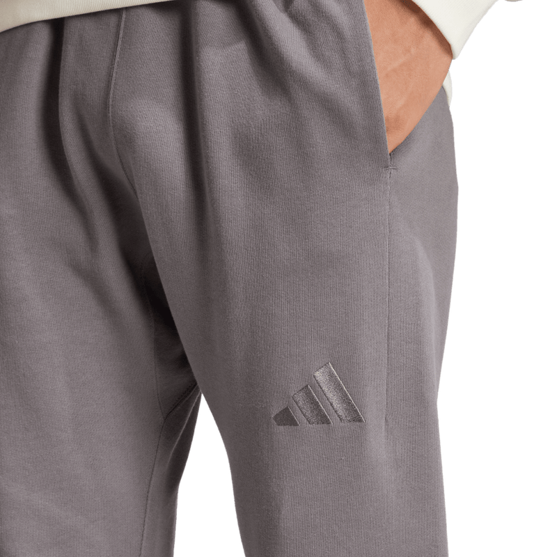 Pantalon-adidas-para-hombre-M-A-Szn-Ft-R-Pt-para-moda-color-gris.-Lateral-Sobre-Modelo