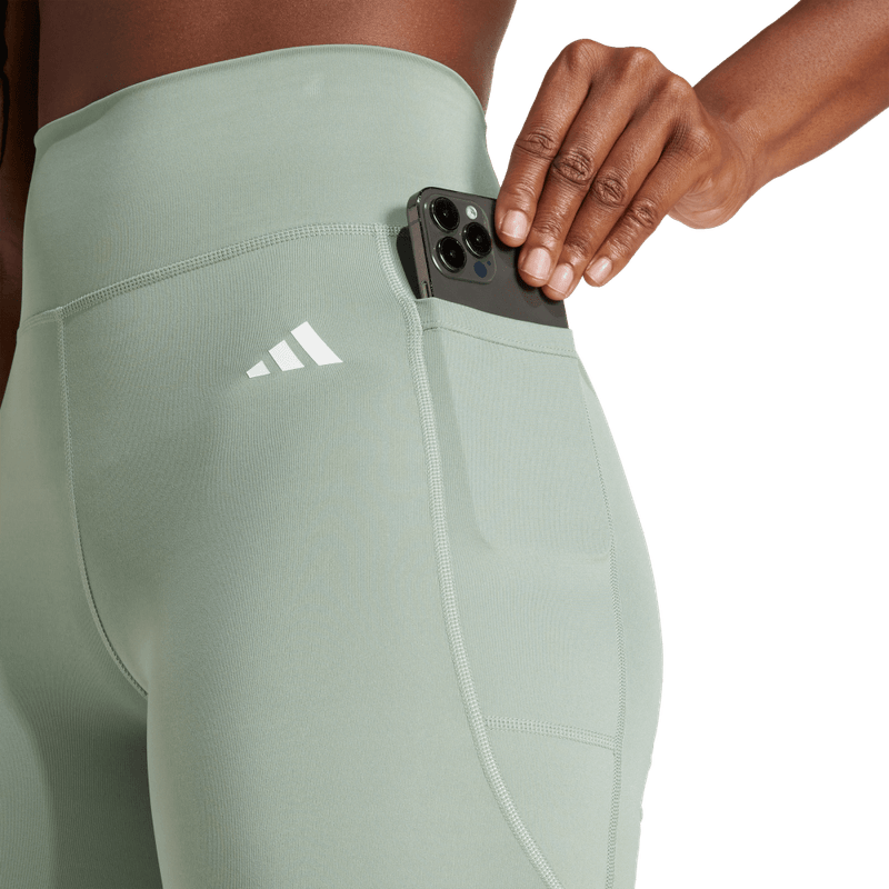 Licra-adidas-para-mujer-Opt-Ess-St-7In-para-entrenamiento-color-verde.-Lateral-Sobre-Modelo