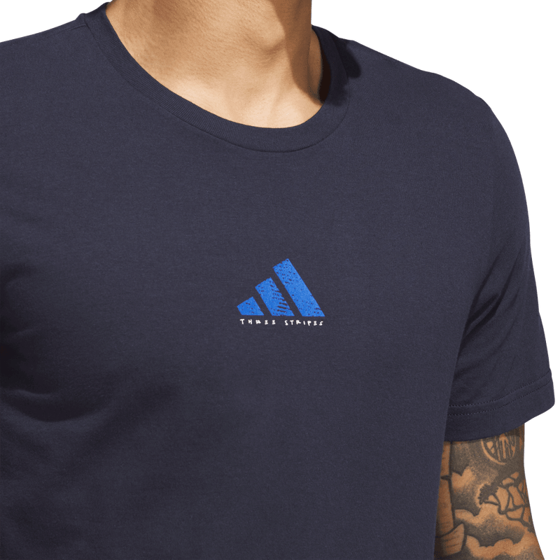 Camiseta-Manga-Corta-adidas-para-hombre-M-C-Photo-Tee-para-moda-color-rosado.-Detalle-Reflectivo-Modelo