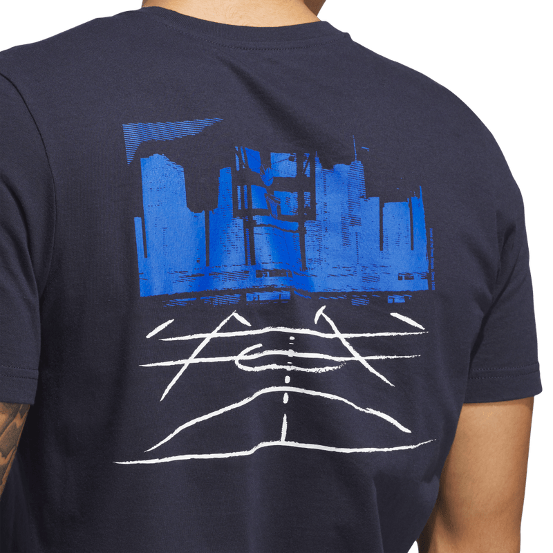 Camiseta-Manga-Corta-adidas-para-hombre-M-C-Photo-Tee-para-moda-color-rosado.-Lateral-Sobre-Modelo