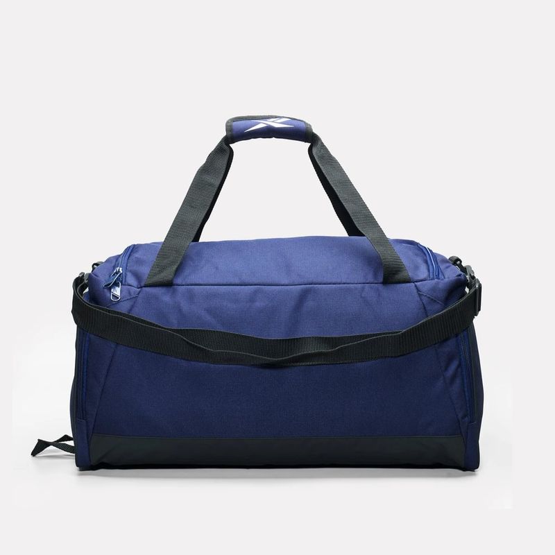Maletin-reebok-unisex-Rbk-Dispatch-Duffel-para-entrenamiento-color-azul.-Sobre-Modelo