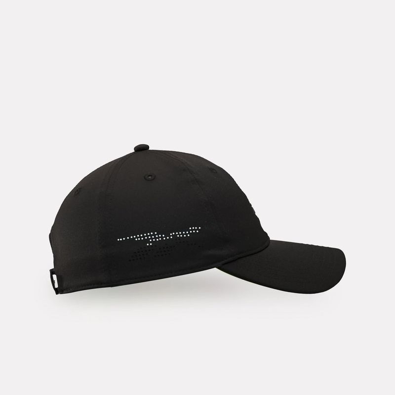 Gorra-reebok-unisex-Rbk-Training-Perforated-Cap-para-entrenamiento-color-negro.-Sobre-Modelo