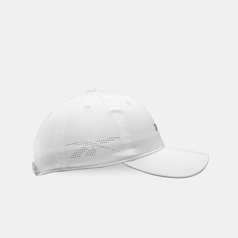 Gorra-reebok-unisex-Rbk-Training-Perforated-Cap-para-entrenamiento-color-blanco.-Sobre-Modelo