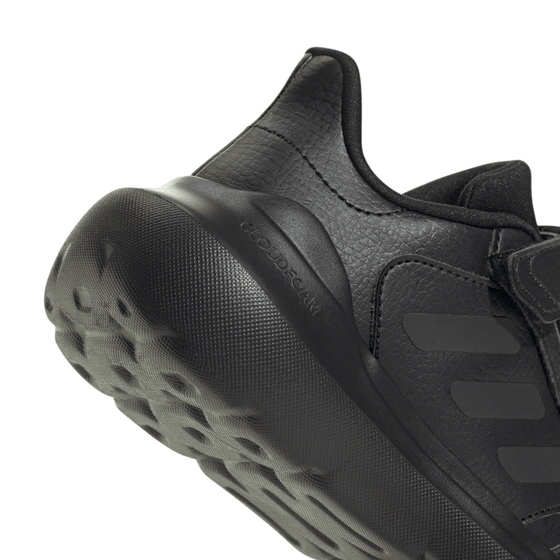 Tenis-adidas-para-niño-Tensaur-Run-3.0-El-para-moda-color-negro.-Detalle-2