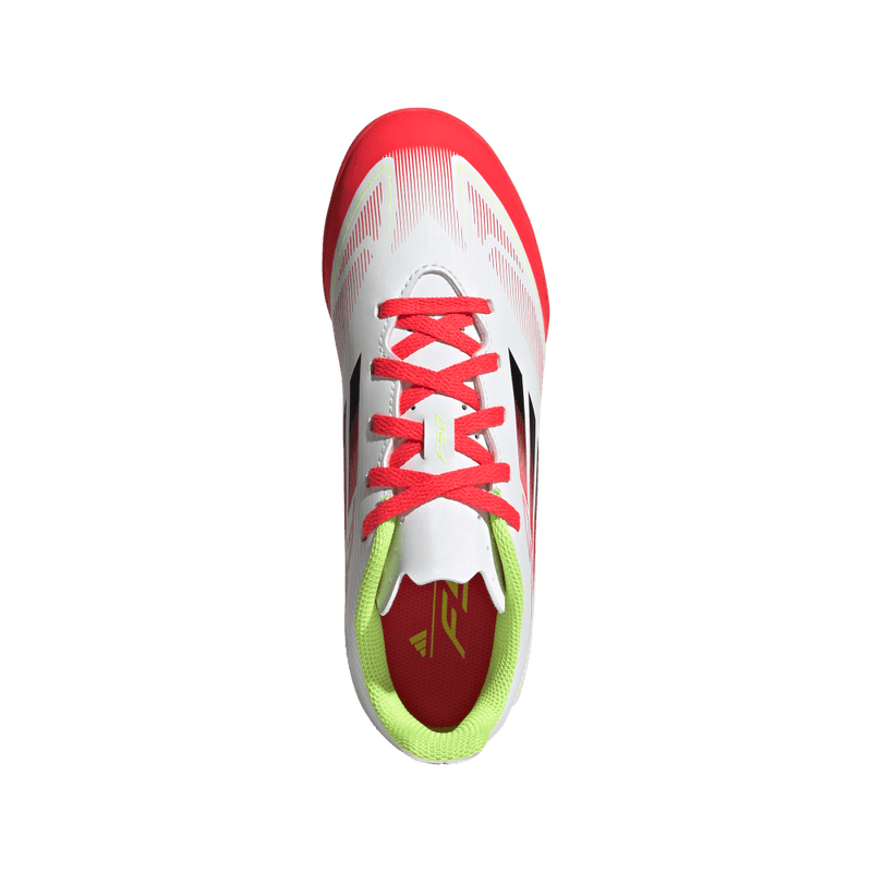 Guayos-adidas-para-niño-F50-Club-Tf-J-para-futbol-color-blanco.-Vista-Lateral-Pares