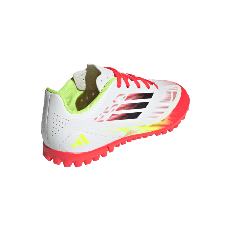 Guayos-adidas-para-niño-F50-Club-Tf-J-para-futbol-color-blanco.-Par-Alineados