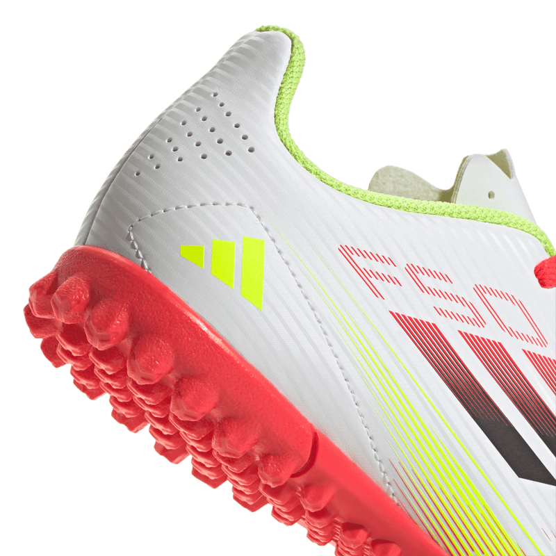 Guayos-adidas-para-niño-F50-Club-Tf-J-para-futbol-color-blanco.-Par-Laterales