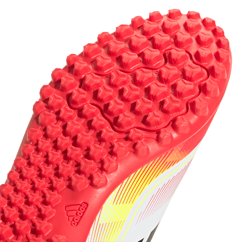 Guayos-adidas-para-niño-F50-Club-Tf-J-para-futbol-color-blanco.-Lateral-Y-Suela