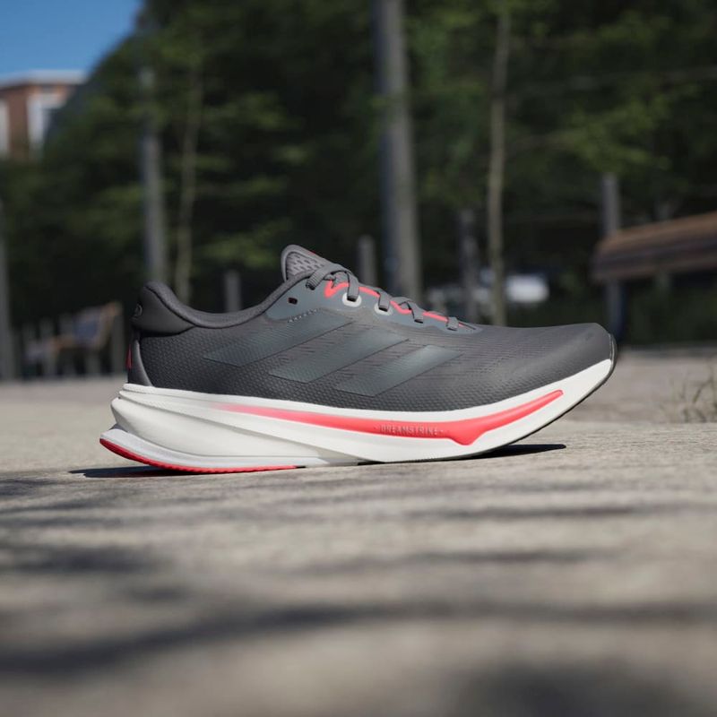 Tenis-adidas-para-hombre-Supernova-Rise-2-M-para-correr-color-gris.-Detalle-3