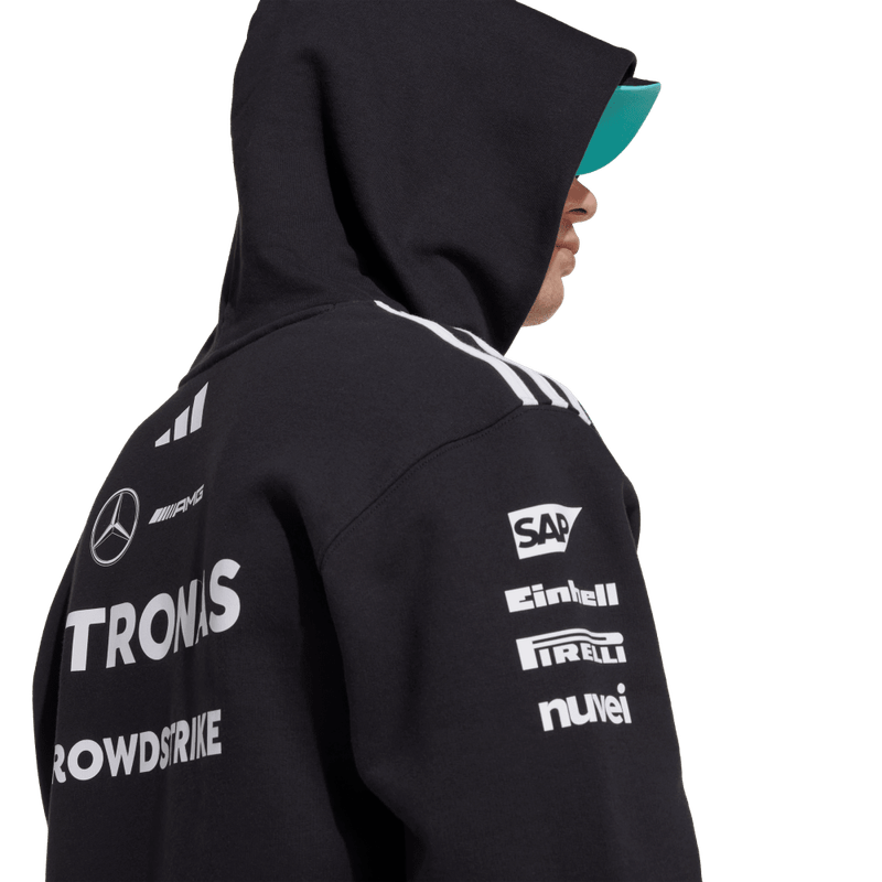Hoodie-adidas-para-hombre-Mer-Tm-Hood-M-para-moda-color-negro.-Lateral-Sobre-Modelo