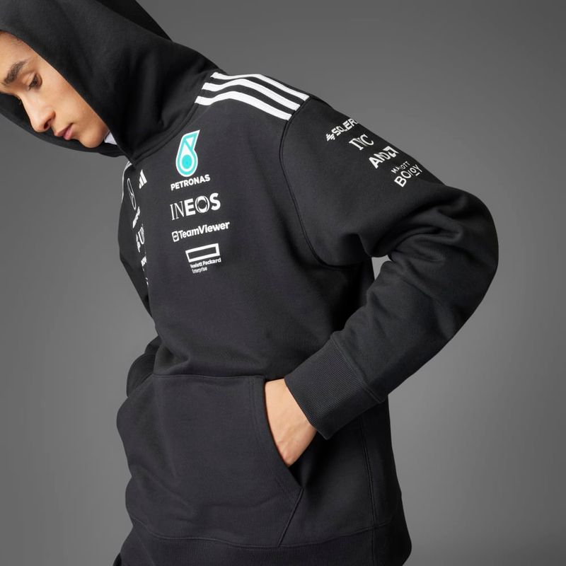 Hoodie-adidas-para-hombre-Mer-Tm-Hood-M-para-moda-color-negro.-Lateral-Sobre-Modelo