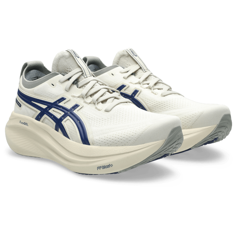 Tenis-asics-para-mujer-Gel-Nimbus-27-Atc-para-correr-color-beige.-Par-Alineados
