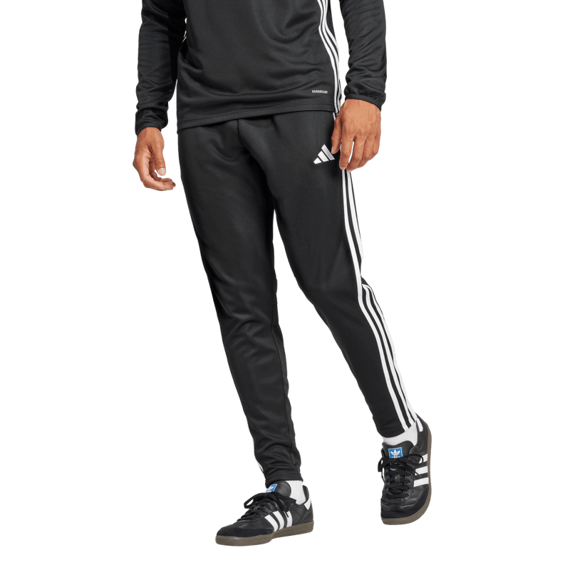 Pantalon-adidas-para-hombre-Tiro-Es-Pnt-para-futbol-color-negro.-Frente-Sobre-Modelo