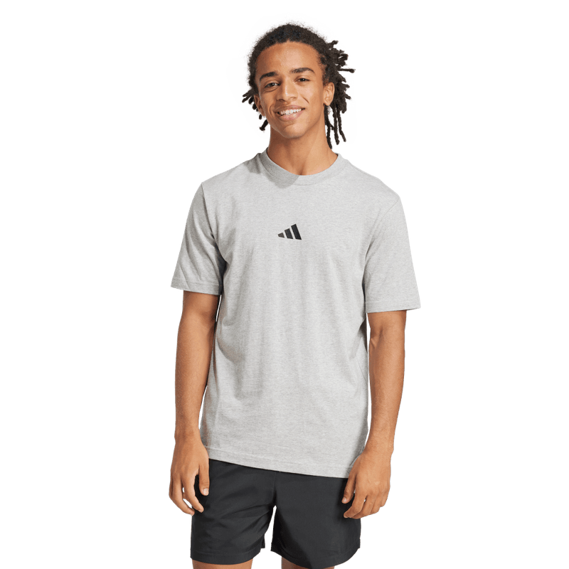 Camiseta-Manga-Corta-adidas-para-hombre-M-Sl-Sj-T-para-moda-color-gris.-Frente-Sobre-Modelo