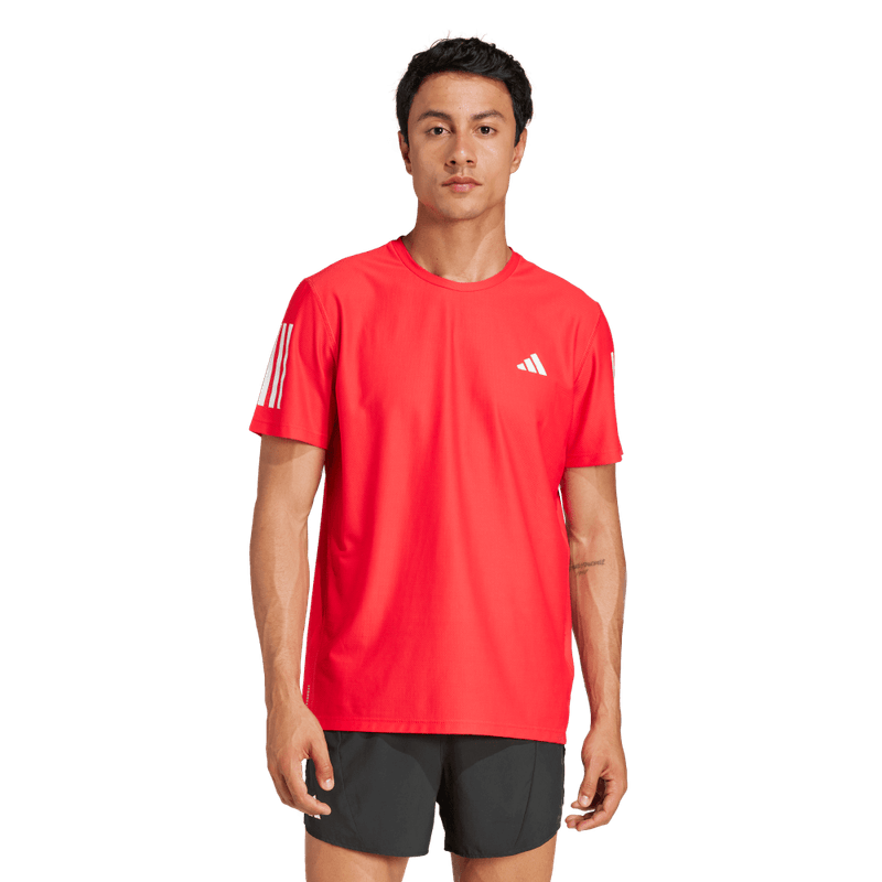 Camiseta-Manga-Corta-adidas-para-hombre-Otr-B-Tee-para-correr-color-rojo.-Frente-Sobre-Modelo