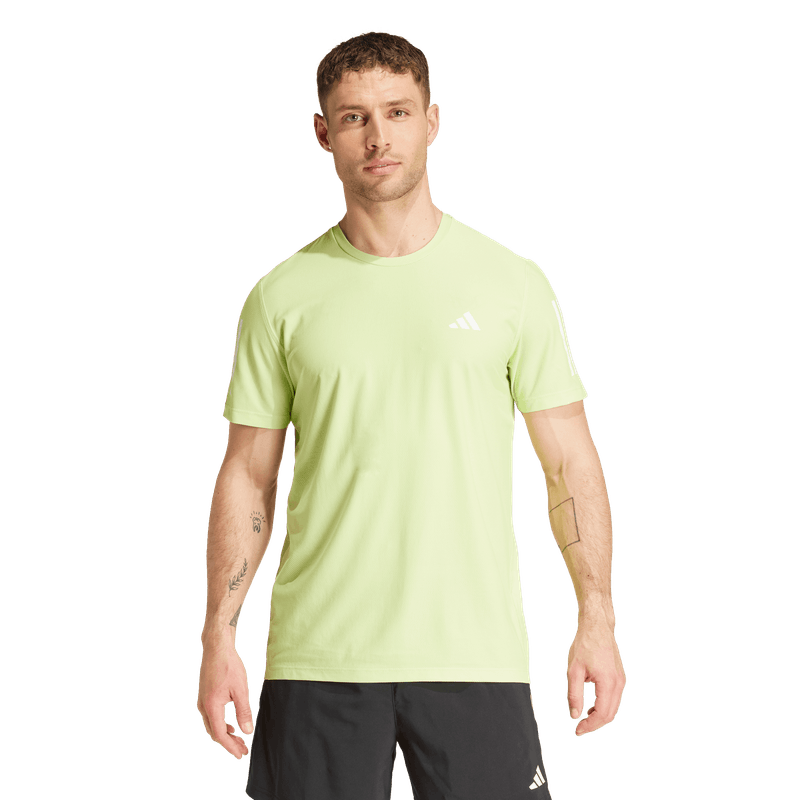 Camiseta-Manga-Corta-adidas-para-hombre-Otr-B-Tee-para-correr-color-verde.-Frente-Sobre-Modelo