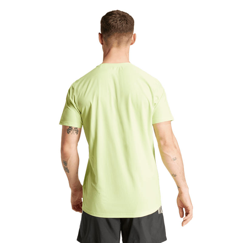 Camiseta-Manga-Corta-adidas-para-hombre-Otr-B-Tee-para-correr-color-verde.-Reverso-Sobre-Modelo