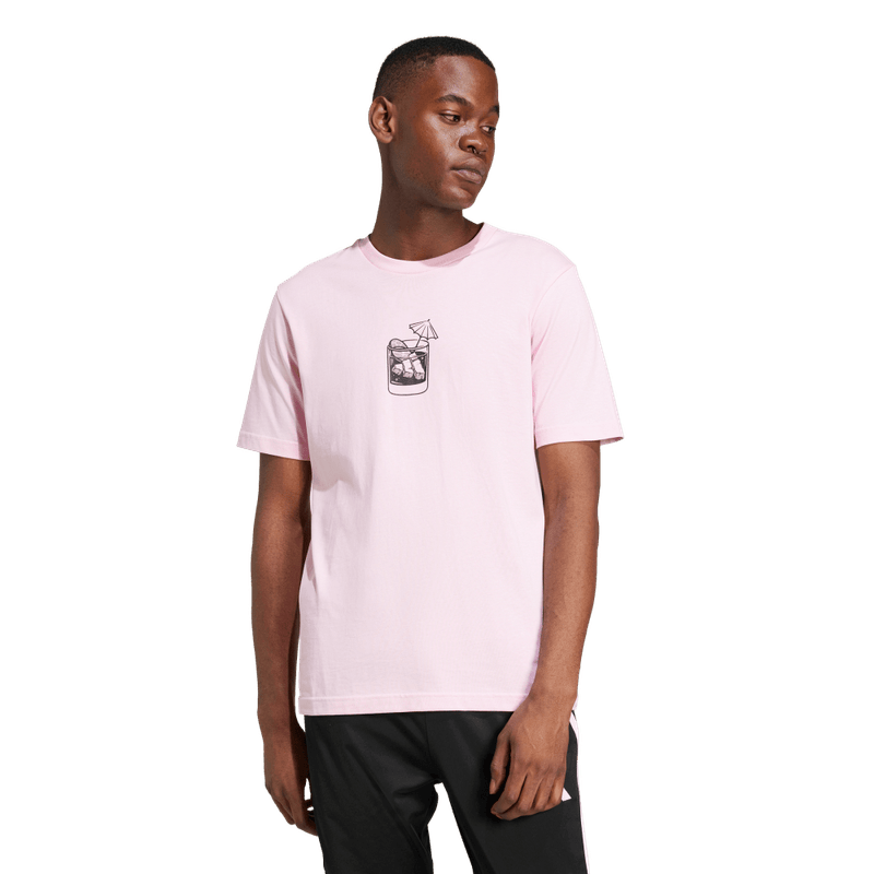 Camiseta-Manga-Corta-adidas-para-hombre-M-L-Drink-Tee-para-moda-color-rosado.-Frente-Sobre-Modelo