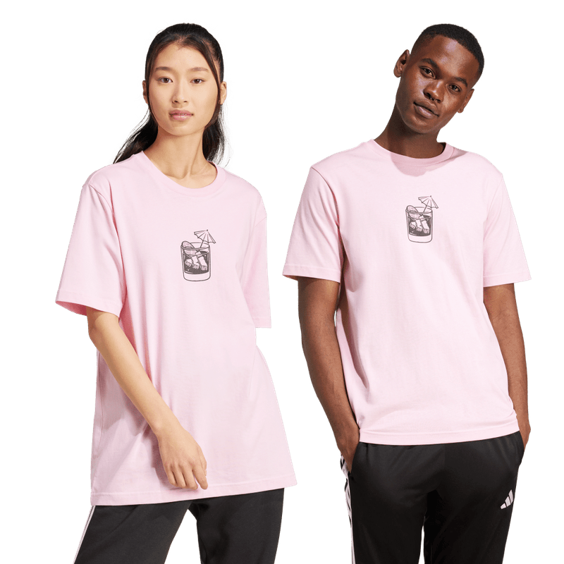 Camiseta-Manga-Corta-adidas-para-hombre-M-L-Drink-Tee-para-moda-color-rosado.-Frente-Sobre-Modelo
